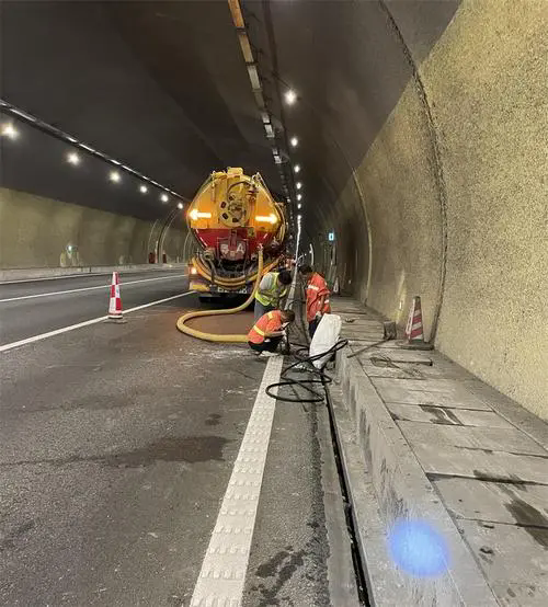 和田县隧道排水渠清淤